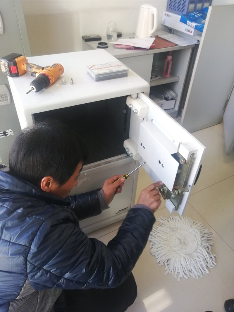 如何安全地使用专业工具开启防盗门？这是一个让很多人感到困惑的问题。